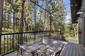 Outdoor dining - Timberland Perch |  Contemporary Lake Living (Hauser)