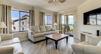Oceanfront Balcony Views, Pool, STEPS to Beach, Restaurants, Shops