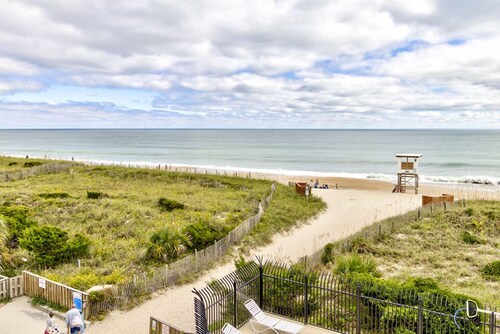 Ocean Views, Balcony, Pool,  STEPS to Beach Restaurants Shops