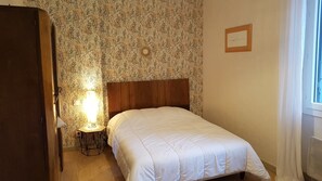 1 chambre, fer et planche à repasser