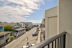 Property grounds - Ocean Views, Balcony, Pool,  STEPS to Beach Restaurants Shops (Wrightsville Beach)