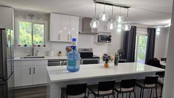 Een koelkast, een magnetron, een oven, een kookplaat