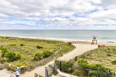 Ocean Views, Balcony, Pool,  STEPS to Beach Restaurants Shops