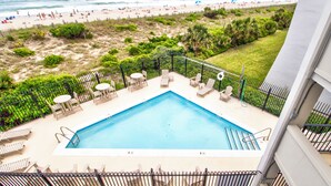 Una piscina amb gandules i vista a la platja.