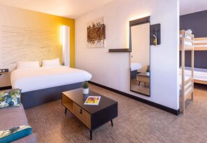 أغطية فراش متميزة ومكتب ومكواة/لوح كي وأسرّة أطفال/رضّع (مجانًا)