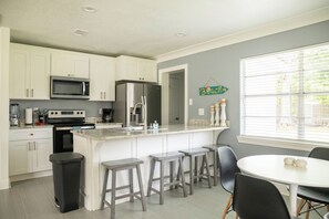 Fridge, microwave, oven, stovetop - 3/bd 2 /ba w/GOLF CART! Only 1 mile to beach & near Downtown OS - Beachy Breeze (Ocean Springs)