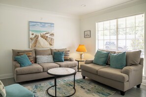 Smart TV - 3/bd 2 /ba w/GOLF CART! Only 1 mile to beach & near Downtown OS - Beachy Breeze (Ocean Springs)