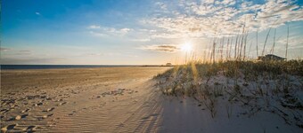 3/bd 2 /ba w/GOLF CART! Only 1 mile to beach & near Downtown OS - Beachy Breeze