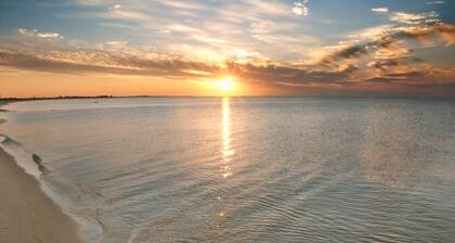 Beachy Breeze - only 1 mile to beach w/Golf Cart! - 3 Bedroom 2 Full Bath Home
