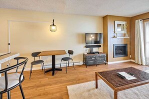 Dining - Oceanfront Condo - Top Floor - Fireplace! (Lincoln City)