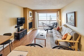 TV, fireplace, DVD player, ping pong - Oceanfront Condo - Top Floor - Fireplace! (Lincoln City)