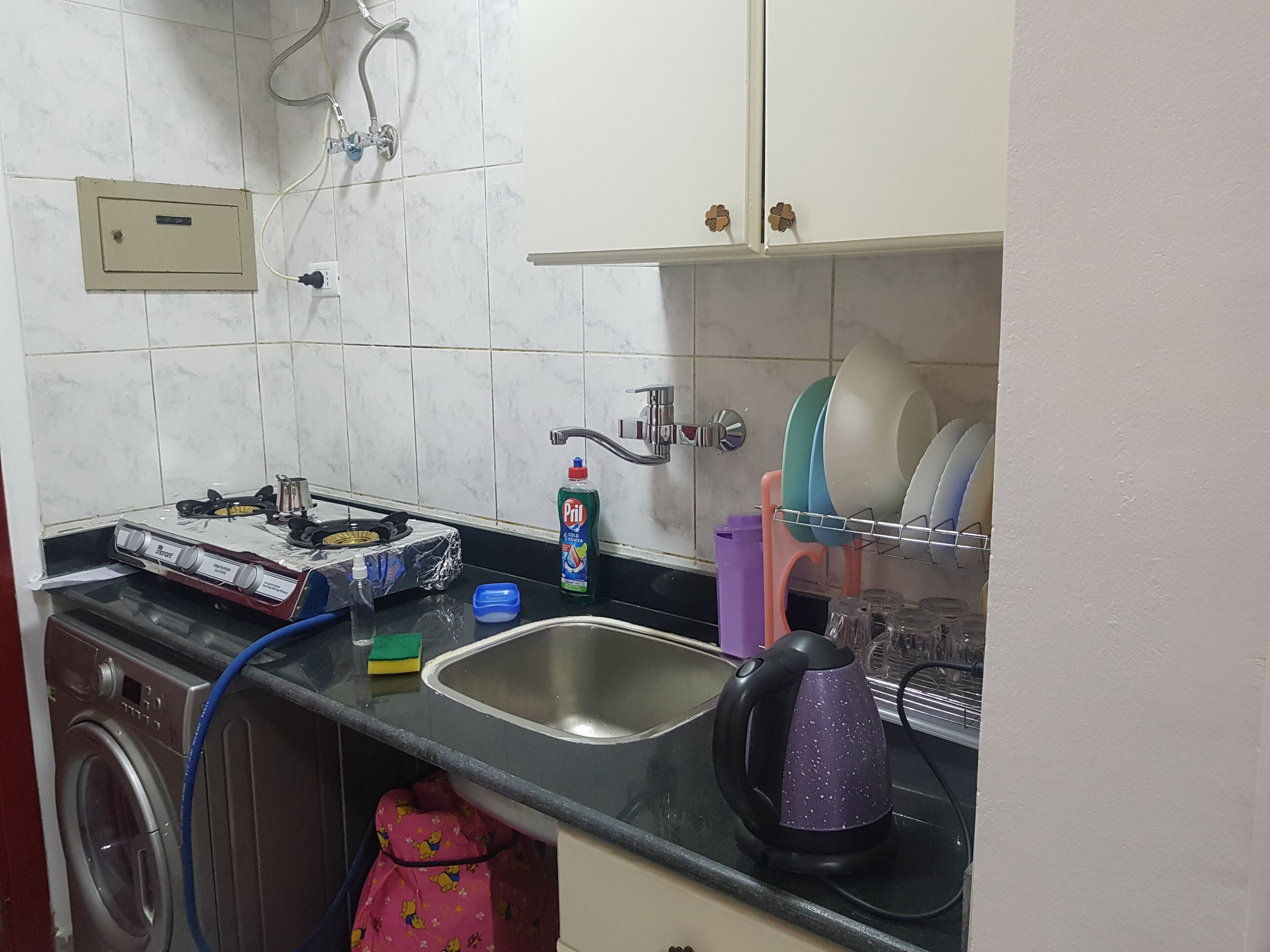 Geladeira, micro-ondas, cooktop, chaleira elétrica