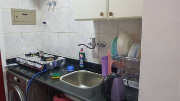 Geladeira, micro-ondas, cooktop, chaleira elétrica