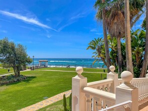 Property grounds - Playa Real beachfront luxury apartment (Marbella)