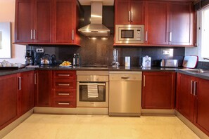 Kühlschrank, Mikrowelle, Ofen, Geschirrspüler