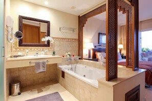 Bathtub, hair dryer, towels - Holiday luxury at Malibu Mansions, private hot tub (Mijas Costa)