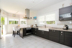 Réfrigérateur, micro-ondes, four, lave-vaisselle