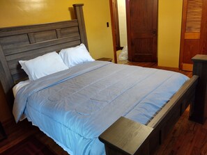2 habitaciones, tabla de planchar con plancha y ropa de cama