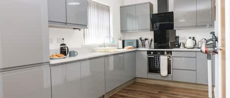 Cottage | Private kitchen | Fridge, dishwasher, electric kettle, toaster