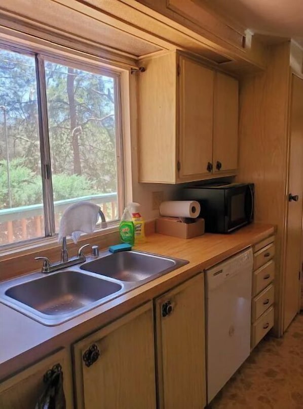 Private kitchen - Ponderosa- cheerful private master suite (Groveland)