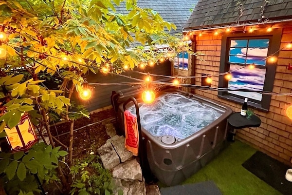 The lights, the stars… pure hot tub magic ✨