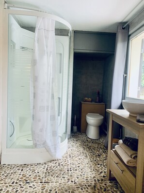 Bathtub, hair dryer, towels, soap - Gîte de Charme à la Campagne, Grands Capacité Avec Piscine Privée (Firfol)