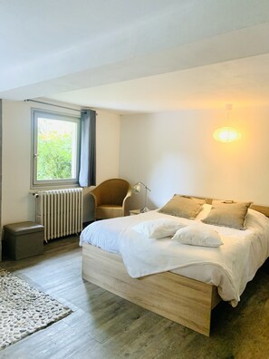 5 chambres, fer et planche à repasser, Wi-Fi, draps fournis