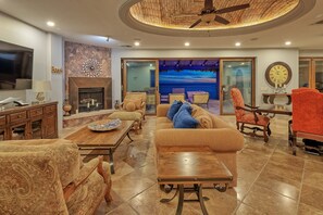 Smart-TV, peis, DVD-spiller og bøker