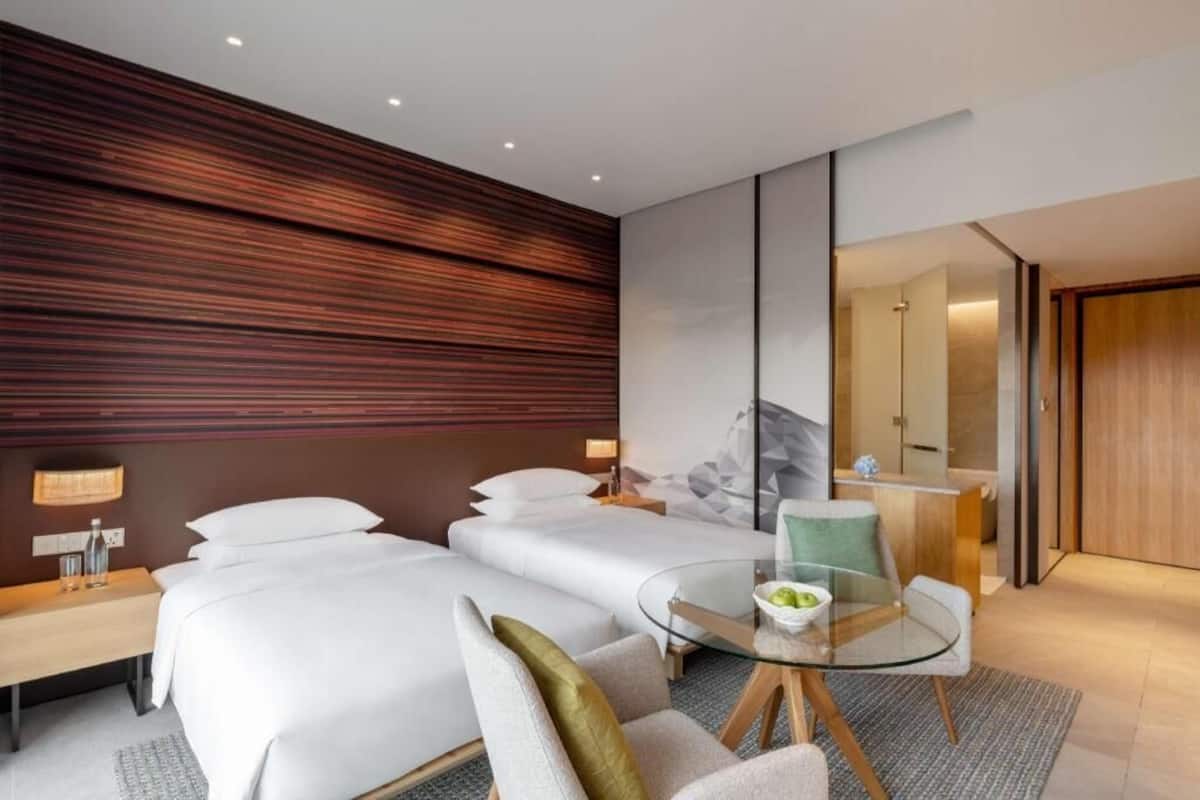 Minibar, caja de seguridad en la habitación y decoración personalizada