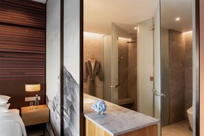 Douche, articles de toilette gratuits, sèche-cheveux, peignoirs