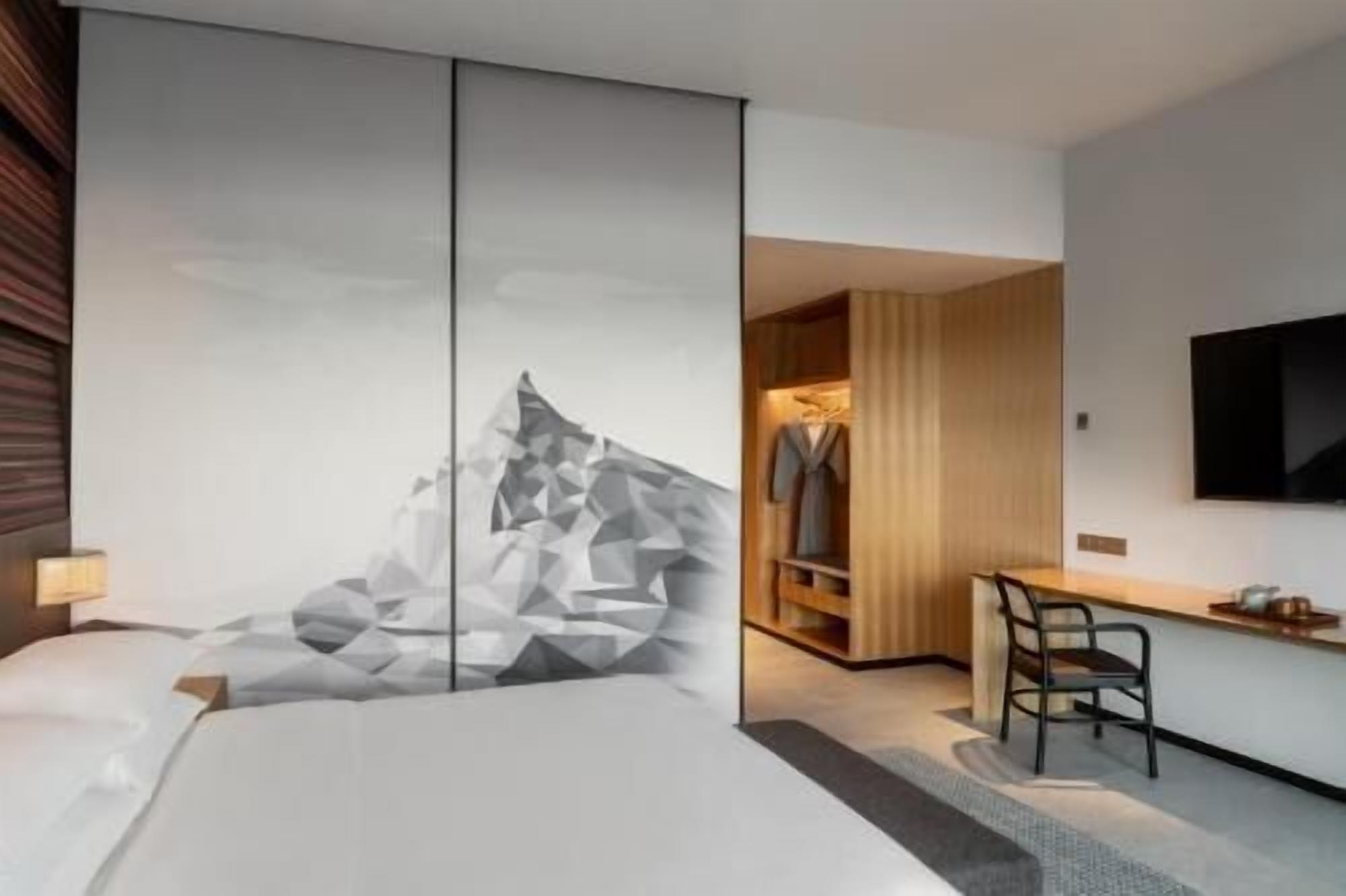 Minibar, caja de seguridad en la habitación y decoración personalizada 