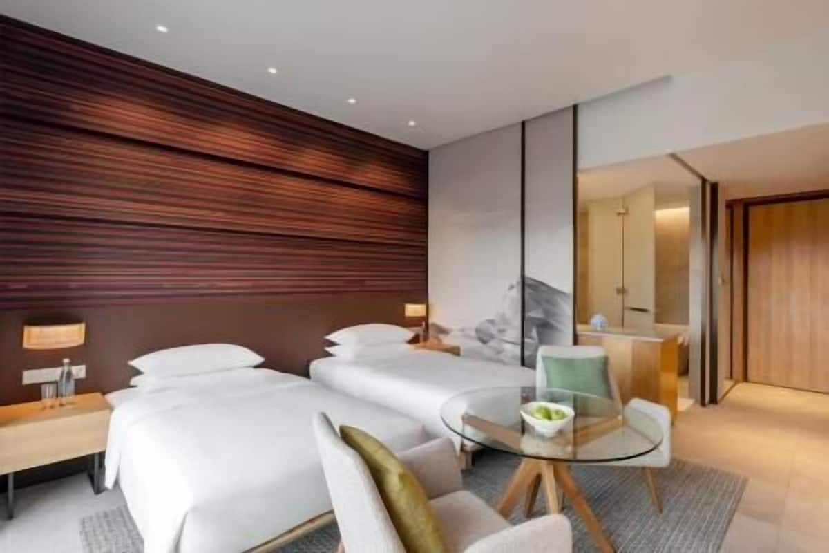 Minibar, caja de seguridad en la habitación y decoración personalizada