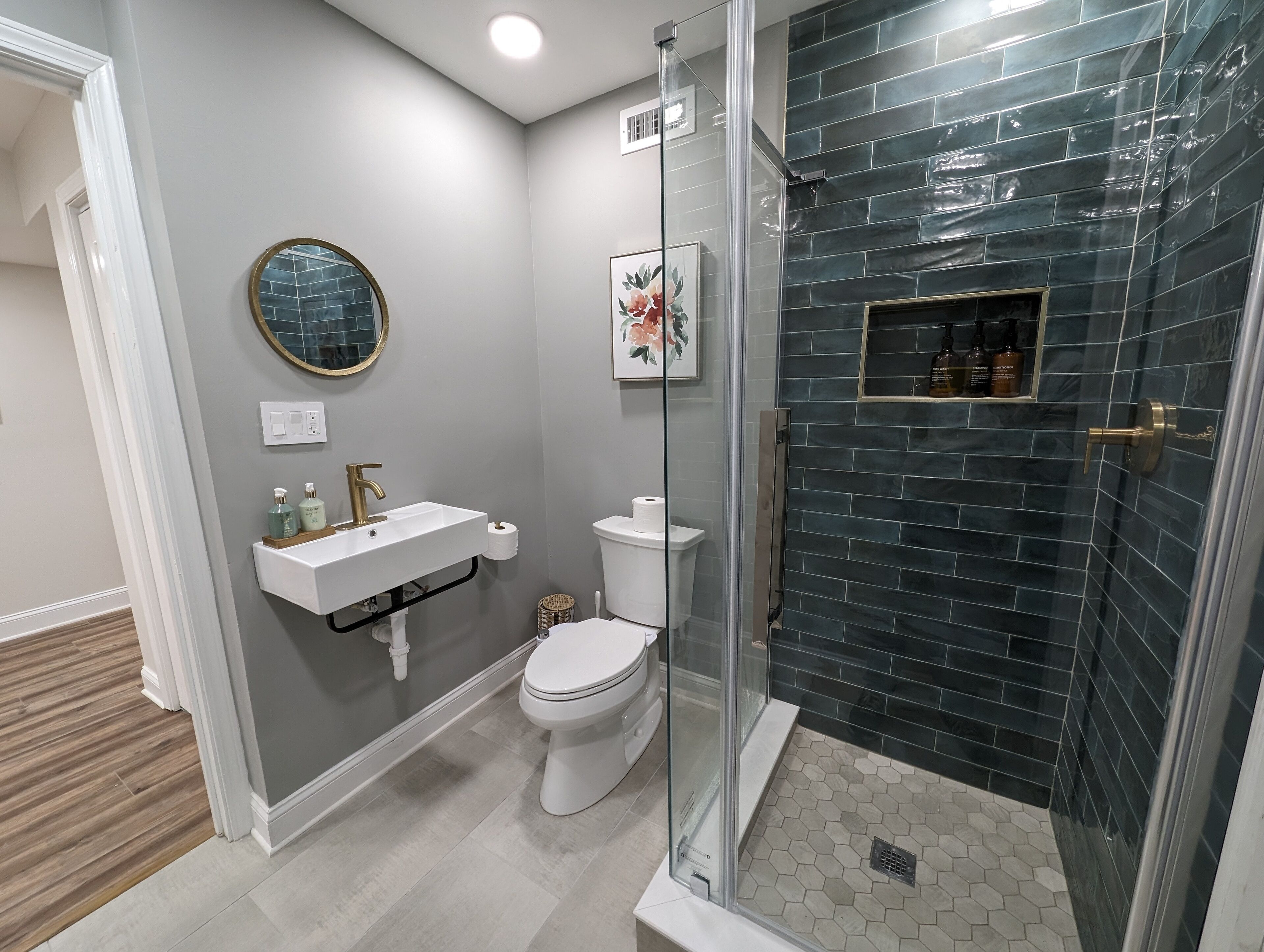 Ensemble douche/baignoire, sèche-cheveux, bidet, serviettes fournies