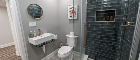 Ensemble douche/baignoire, sĂšche-cheveux, bidet, serviettes fournies
