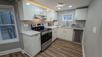 Full-sized fridge, microwave, oven, stovetop