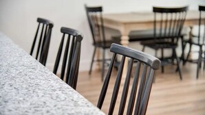 Un espace repas avec une longue table et des chaises.