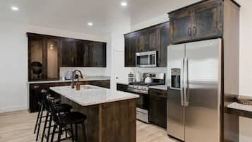 Refrigerador, microondas, horno y parrilla de estufa