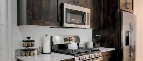 Køleskab, mikrobølgeovn, ovn, kogeplade