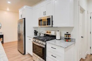 Refrigerador, microondas, horno y parrilla de estufa