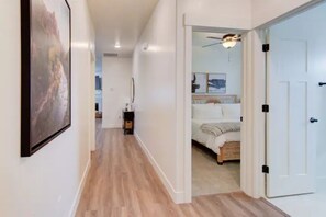 3 habitaciones, tabla de planchar con plancha y cuna de viaje 