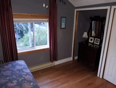 4 bedrooms, WiFi. Guest House - Manitoulin Cottage