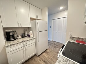 Fridge, microwave, oven, stovetop - Cozy 1 Bedroom Apartment in Downtown Gadsden, AL (Gadsden)
