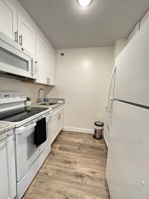 Frigorífico, microondas, horno y placa de cocina