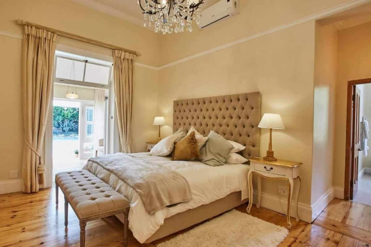 Deluxe Double or Twin Room | Peti besi dalam bilik, dihias secara berasingan