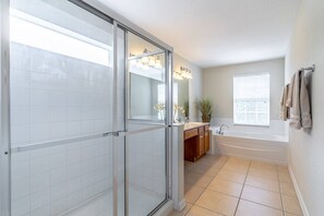 House (7755 Windsor Hills) | Bahagian luar