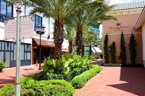 Stroll through our lush gardens, lined with neatly trimmed hedges and tropical plants, and discover nearby attractions and services.