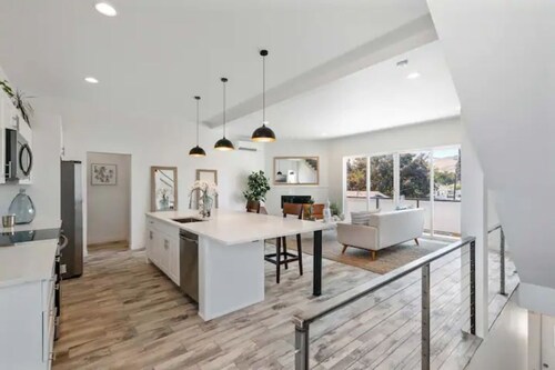 Modern Luxury 3 Story Townhome close to everything Wenatchee!