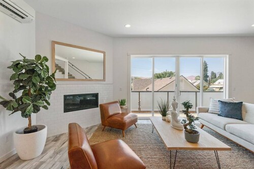 Modern Luxury 3 Story Townhome close to everything Wenatchee!