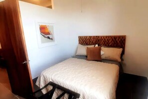 1 bedroom, desk, WiFi, bed sheets