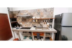 Kühlschrank, Mikrowelle, Herdplatte, Wasserkocher mit Kaffee-/Teezubehör